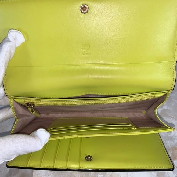 MCM Long Ivana Bloom Trifold Wallet on Chain (WOC) - Picture 8 of 12